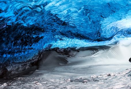 glacier-ice-cave-of-iceland-PWYAVUU